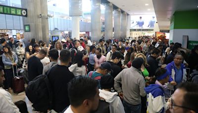 Cancelaciones y retrasos en el Aeropuerto de Ciudad de México por el fallo informático global