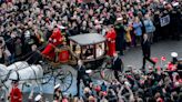 El multitudinario primer viaje en carruaje de Federico y Mary de Dinamarca como nuevos Reyes