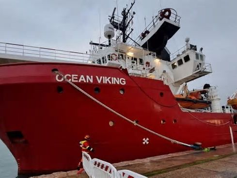 La storia di Oumar Namoko, 8 anni, arrivato da solo con la Ocean Viking dopo 4 mesi di viaggio