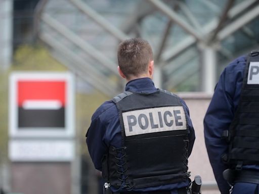 La Policía dispara a un hombre armado con un machete en París que estaba intentando agredirles