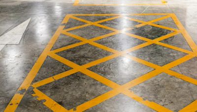 ¿Qué indica la cuadrícula de marcas amarillas pintada en el suelo? Preste atención