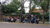 Solo en La Plata: un hogar de ancianos esperó en la vereda el desfile en City Bell y le cambiaron el recorrido