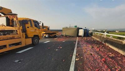 國3貨車翻覆…西瓜碎滿地！國道警：駕駛未受傷