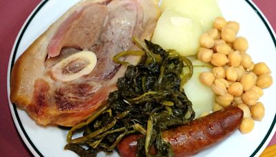 Receta de grelos con cacheira, un plato de Galicia contundente que se suele tomar en carnaval