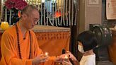 萬佛寺法藏法師與小學生對話