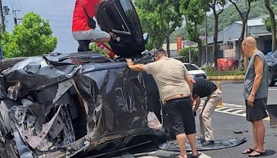 快訊／桃園龜山5車嚴重車禍1死3傷！救難人員從變形車體救人