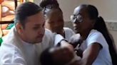 Vídeo. Padre dá puxão em bebê em batizado: "Acabou com nosso dia"