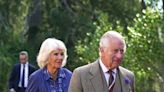 Carlos III y Camilla recuerdan a Isabel II en una misa: de la emoción del Rey a los familiares menos conocidos