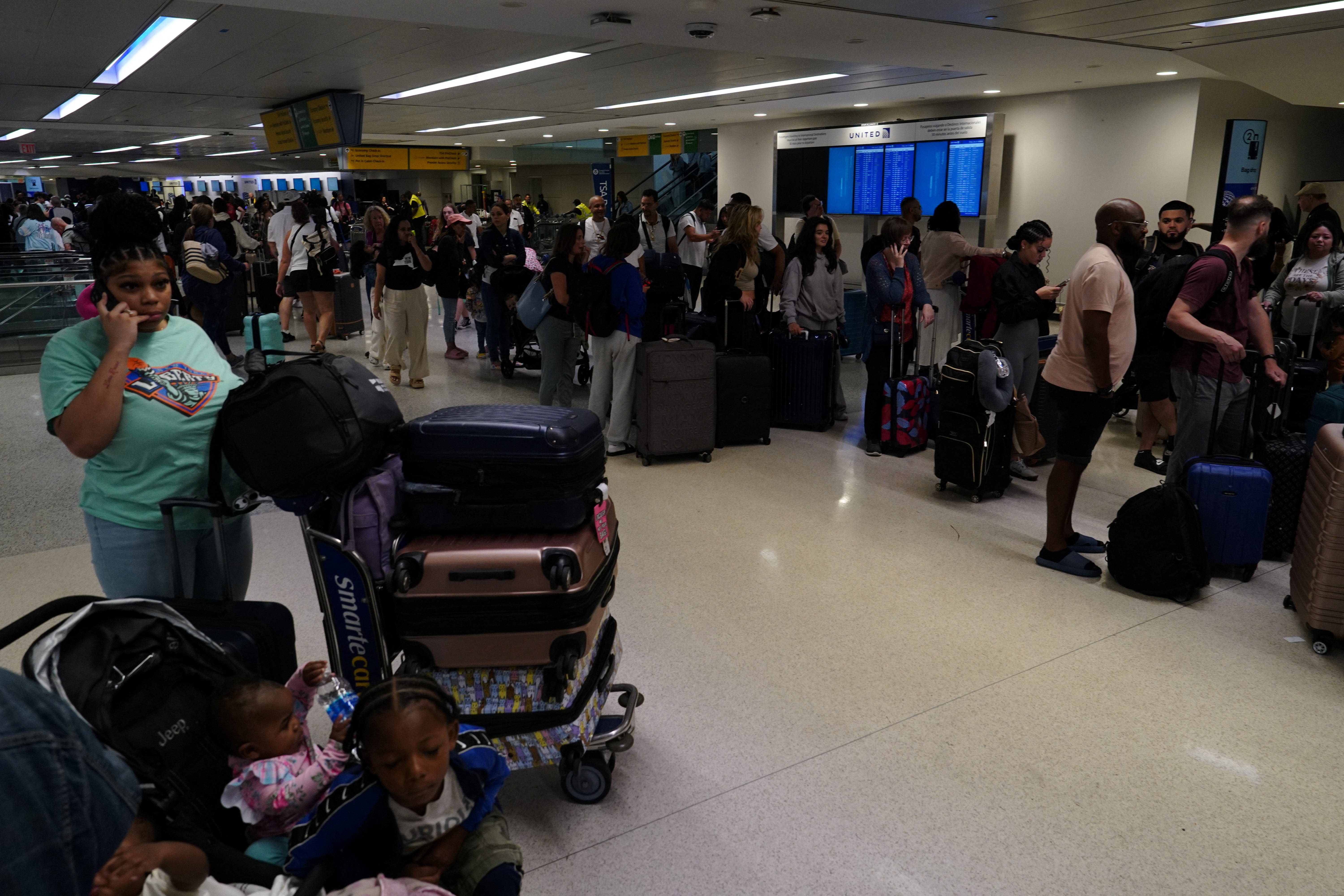 Flight cancellations continue Sunday as United, Delta struggle to recover from outage