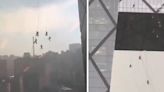 Impactante video: limpiadores de cristales quedaron colgados a 44 pisos de altura por las fuertes tormentas | Por las redes