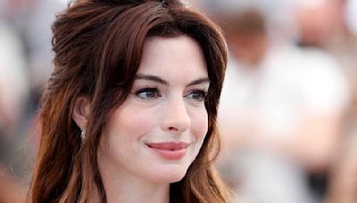 Así es el masaje facial antiedad que Anne Hathaway se aplica en las noches para verse de 30 a los 41 años