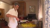 El sepulturero que cocina para los más necesitados: "La satisfacción que me da cuando le veo la cara a una persona con un tupper"