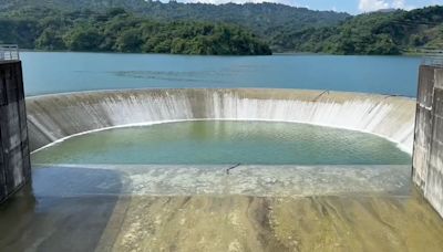 影/雲林湖山水庫2個月達滿水位！ 自然溢流「圓形水瀑」美景震撼