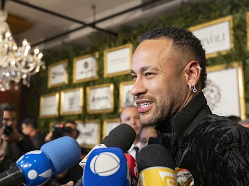 Neymar subasta una zapatilla bañada en oro y piedras preciosas para recaudar fondos en medio de críticas por un proyecto urbanístico