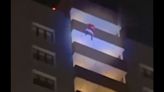 Santa cae al vacío desde un piso 24, en Rusia