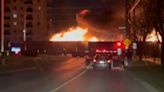 VIDEO: ¡Fuego sobre rieles! Tren en llamas circula por una ciudad de Canadá