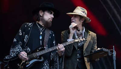 Jane’s Addiction issues apology, cancels show after Perry Farrell and Dave Navarro’s on-stage scuffle