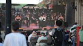 Familias disfrutan del concierto “Juan Gabriel: Mis 40 en Bellas Artes” exhibido en la Zona Centro