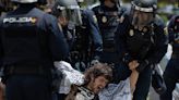 Desalojado un grupo de la acampada por Gaza en Madrid tras bloquear la avenida Complutense