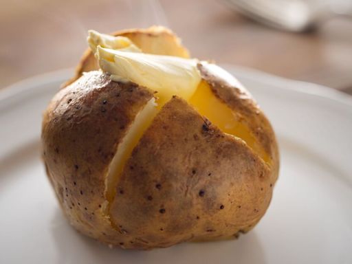 Cook a baked potato using the right method in 10 minutes without an oven