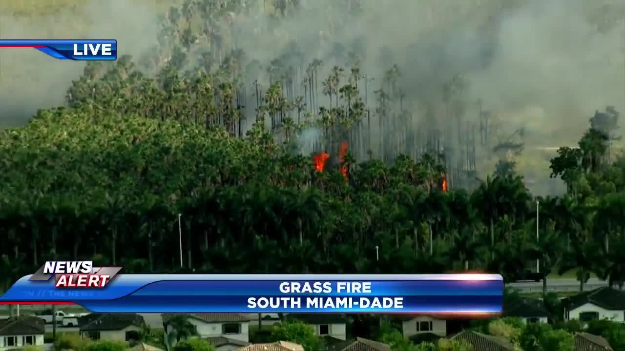 Grass fire in South Miami-Dade closes southbound lanes of Turnpike at 248th St - WSVN 7News | Miami News, Weather, Sports | Fort Lauderdale