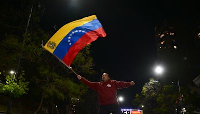 Miles de venezolanos esperan los resultados en las calles de Buenos Aires, con la esperanza de un fin para el régimen de Nicolás Maduro