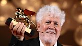 Noche triunfal en Venecia para Pedro Almodóvar, ganador del León de Oro por su primera película en inglés