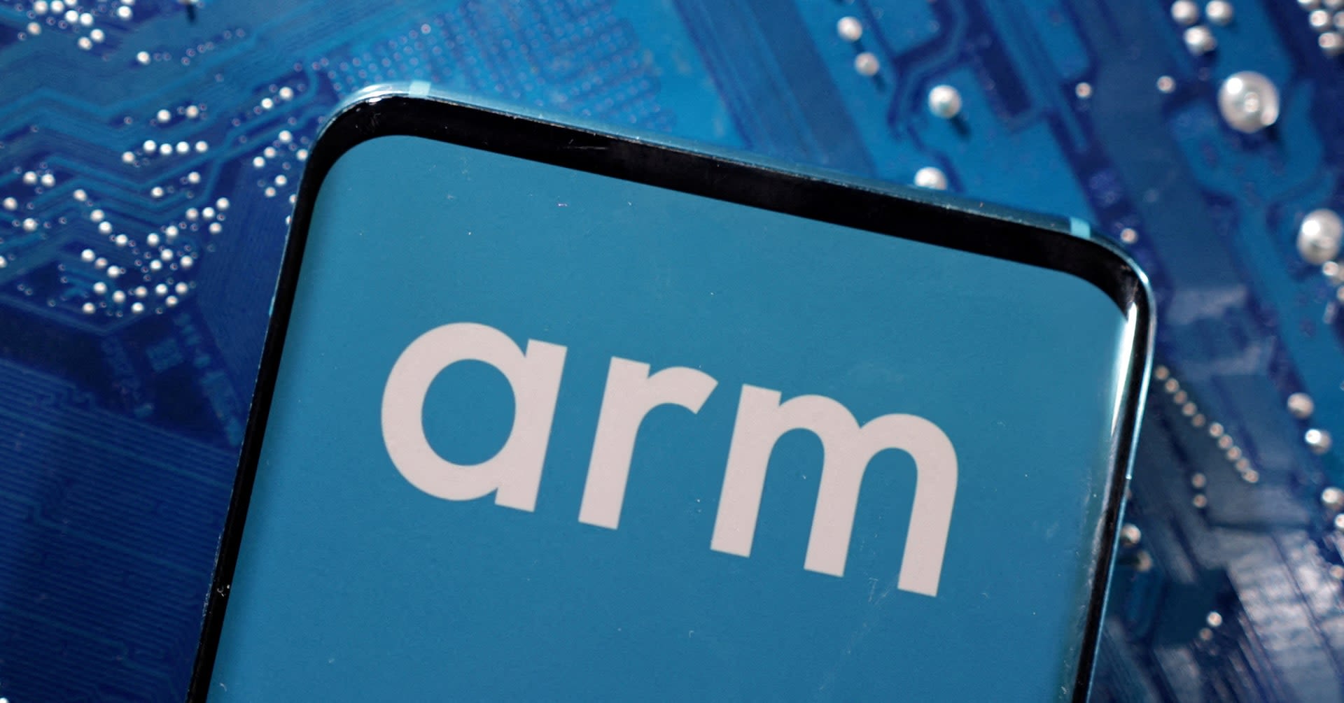 Arm offers new designs, software for AI on smartphones