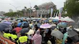 8000人不畏大雨衝立院抗議 出入口陸續封閉