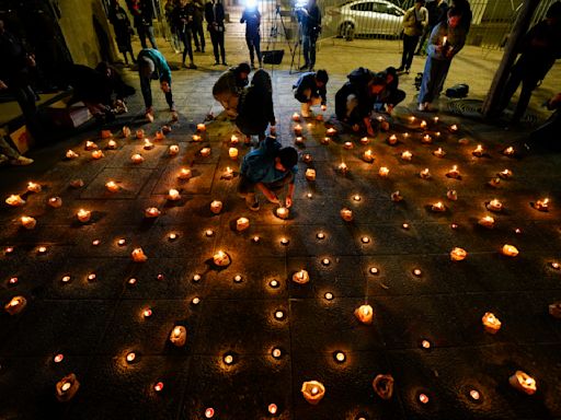 Emotivos funerales en honor de tres policías asesinados en el sur de Chile