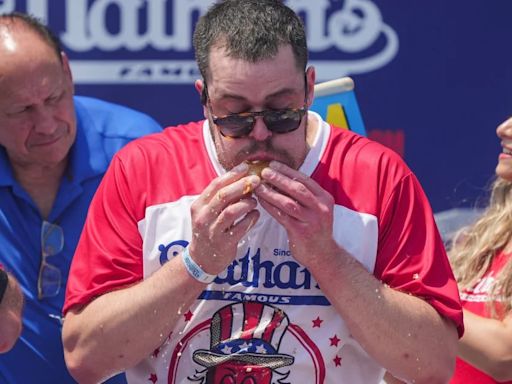 Devoró 58 “Hot dogs” en 10 minutos y se transformó en el nuevo ganador del tradicional concurso de Nueva York