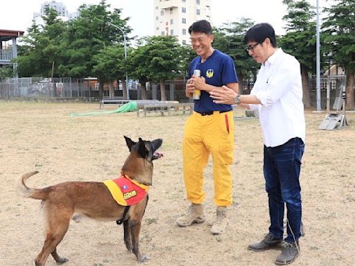 國際搜救犬日 陳其邁慰勞汪汪隊送上禮物