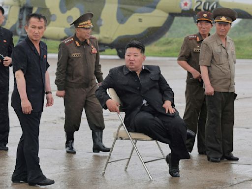 北韓豪雨成災 金正恩「饋咖」探災、座車也泡水裡