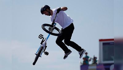 "Maligno" Torres, de origen boliviano, conduce su bicicleta hacia el oro olímpico para Argentina