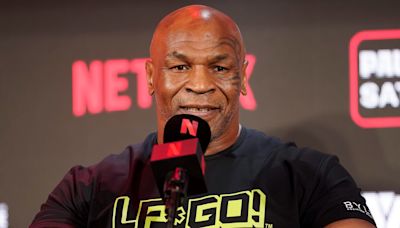 Mike Tyson reapareció tras ser atendido por paramédicos en un avión y picanteó su regreso al boxeo, a los 58 años