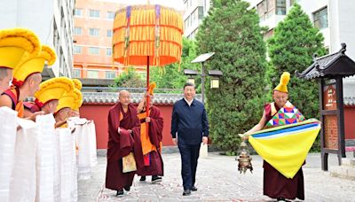 習近平在青海考察調研 參觀藏傳佛寺宏覺寺