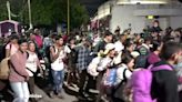 Miles de migrantes inician un viaje a píe desde México hasta Estados Unidos