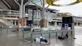 台中火車站每天清2次行李！街友乾脆直接躺睡