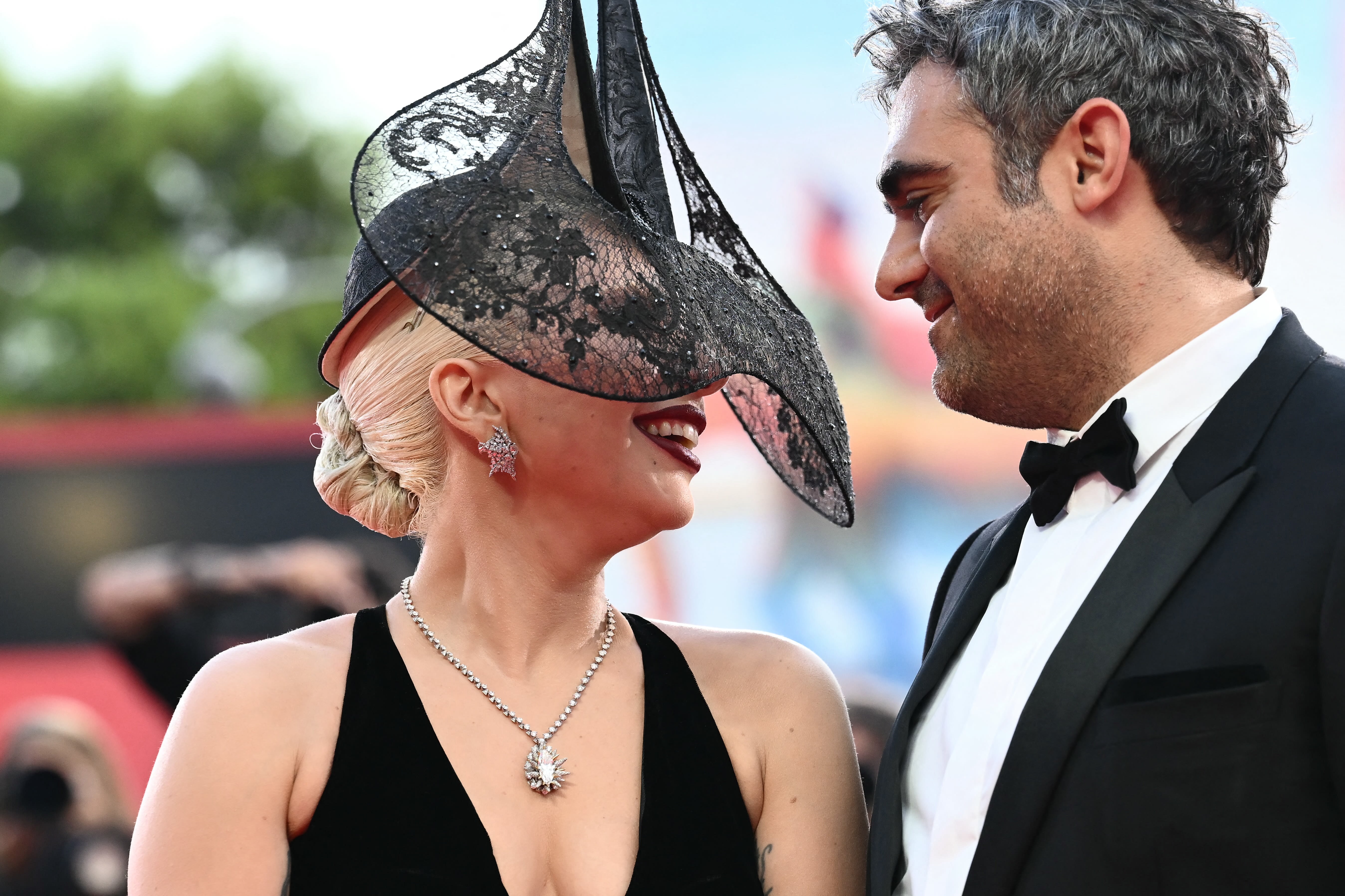 Lady Gaga colapsa el Lido caminando con su novio hasta la alfombra roja para el estreno de 'Joker: folie à deux'