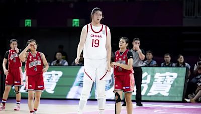 La impactante jugadora china de 2m30 y 17 años que deslumbra y ya está en la mira de la WNBA