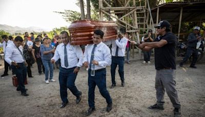 “Bailarines de la muerte” Cargan los féretros y desafían al dolor en Perú