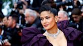 Salma Hayek paraliza la alfombra roja de Cannes con su vestido púrpura