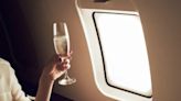 Tomar alcohol en el avión: los riesgos que puede generar durante el vuelo