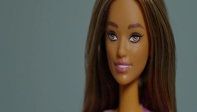 RAW VIDEO: First Ever Blind Barbie Doll Released 2/2