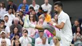 Djokovic se niega a hincar la rodilla en Wimbledon con su primera gesta