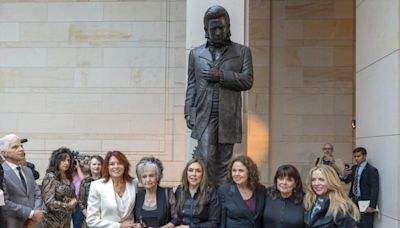 Johnny Cash statue unveiled on Capitol Hill