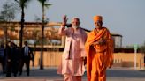 Modi visita templo hindú en Emiratos Árabes Unidos