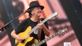 Guitarrista Carlos Santana desmaia no palco durante show nos EUA