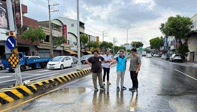 台中豐原豐勢路水管破裂 路面出現坑洞積水 (圖)