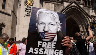 Trump to consider pardon for Assange if he wins election